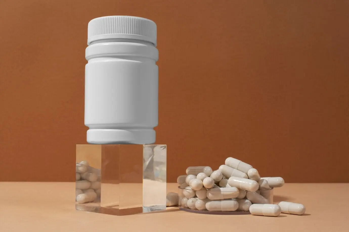 Stillleben mit einem Behälter für Gehirn-Booster-Pillen