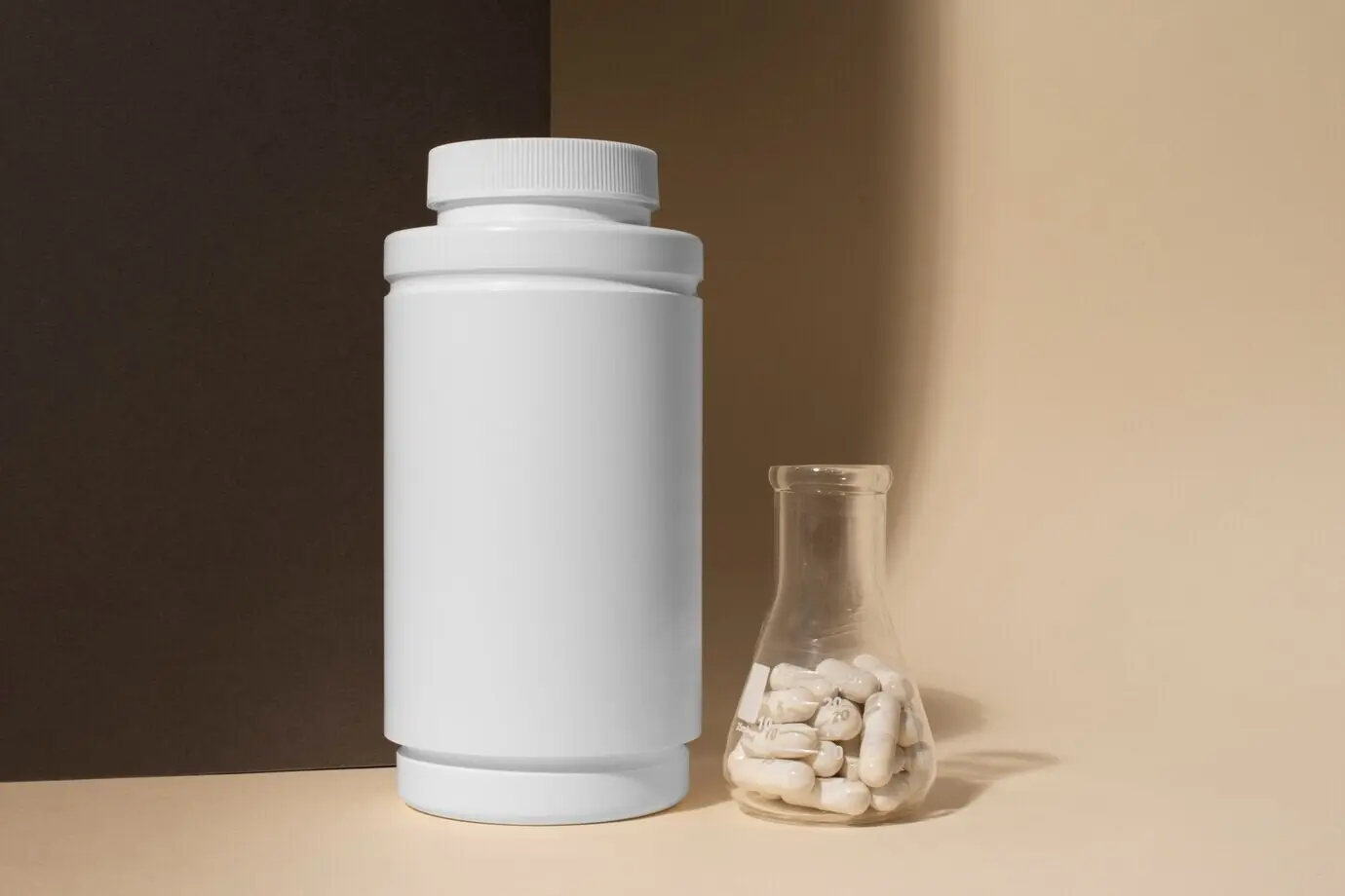 Stillleben mit einem Behälter für Gehirn-Booster-Pillen.