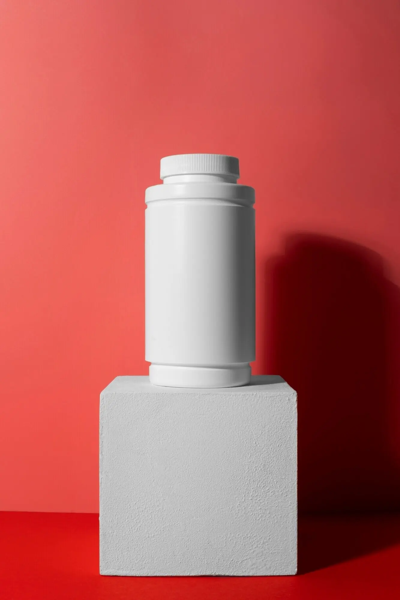 Stillleben eines Behälters für Gehirn-Booster-Pillen.